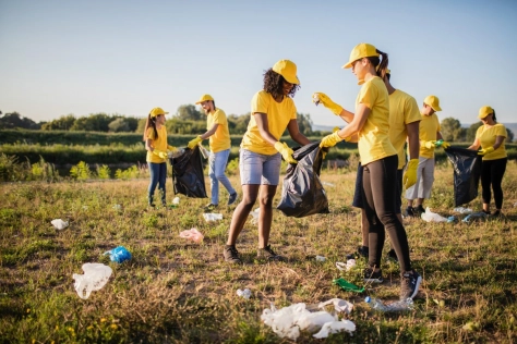 People - Volunteering cleanup group field 